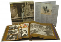 Vorschau: John Wayne's West - In Music And Poster Art (10-CD & 1-DVD Deluxe Box Set) Vorschau: John Wayne's West - In Music And Poster Art (10-CD & 1-DVD Deluxe Box Set)
