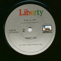 Vorschau: Hold Me - Run To Him (7inch, 45rpm, SC) Vorschau: Hold Me - Run To Him (7inch, 45rpm, SC)